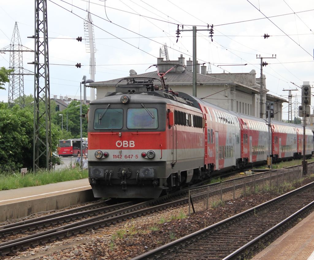1142 647 vor einem Regionalzug bei der Ausfahrt aus Wien Htteldorf. Aufgenommen am 12.05.2013.