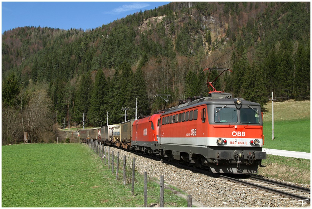 1142 653 + 1116 083 bringen den Wenzelzug 43933 nach Kalsdorf. 
St Pankraz 7.4.2011