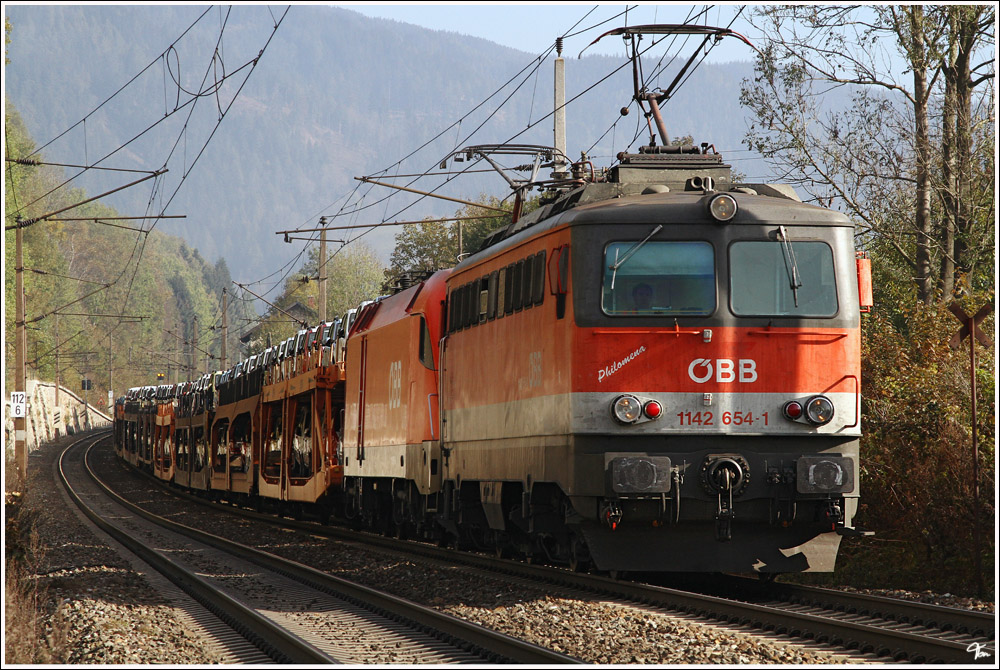 1142 654  Philomena  als Vorspann des 46745 von Gloggnitz nach Mrzzuschlag auf der Semmering Sdrampe nahe Spital am Semmering.
18.10.2011