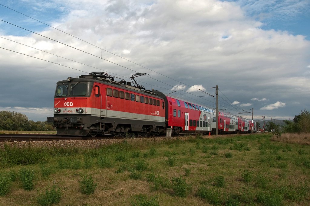 1142 654  Philomena  fhrt mit dem REX 7122 von Wien FJB nach Krems/Donau. Die Aufnahme entstand am 09.09.2011 bei Langenlebarn.
