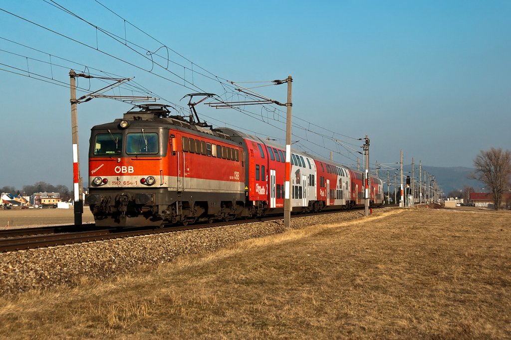 1142 654  Philomena , ist mit REX 2179 am 04.03.2011 von Wien nach Sigmundsherberg unterwegs. Die Aufnahme entstand kurz vor Langenlebarn.