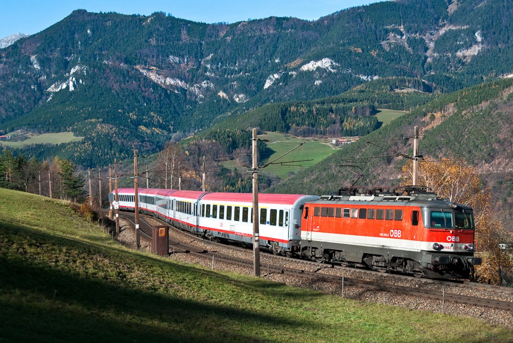 1142 655 ist mit OIC 257 von Wien Meidling Richtung Marburg unterwegs. Die Aufnahme entstand zwischen Kb und Eichberg am 05.11.2010.