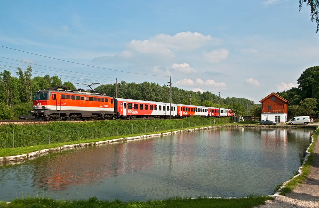 1142 655 mit REX 2112  Waldviertler Kurier  (Wien - Gmnd), am 28.05.2010 kurz vor Kritzendorf.