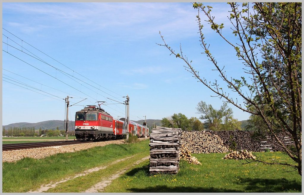 1142 662 am 26. April 2012 mit REX 7122 kurz vor Muckendorf. 