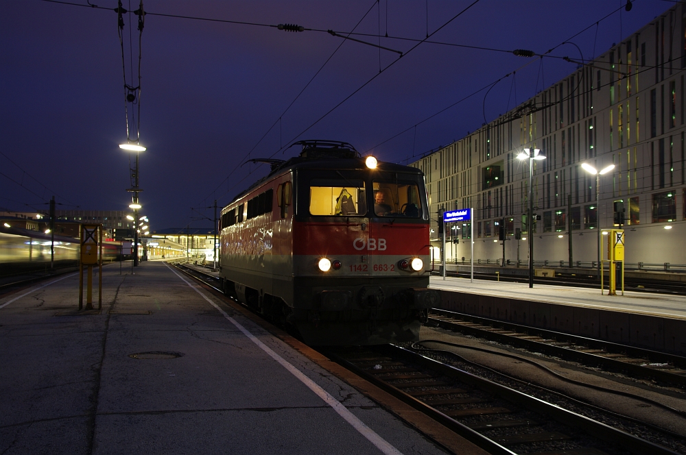 1142 663 wurde am Abend des 09.02.2013 in Wien-Westbahnhof zur blauen Stunde aufgenommen. 