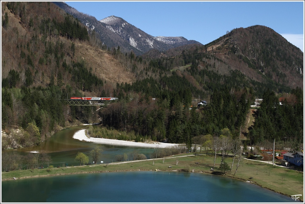 1142 667 fhrt mit dem Wendezug R 3915 von Linz nach Spittal am Pyhrn. St Pankraz 7.4.2011
