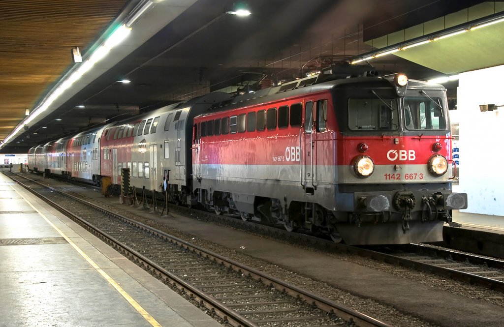 1142 667, kurz vor der Abfahrt mit REX 7116 nach Krems/Donau in Wien Franz Josef's Bahnhof. Die Aufnahme entstand am 02.01.2011.