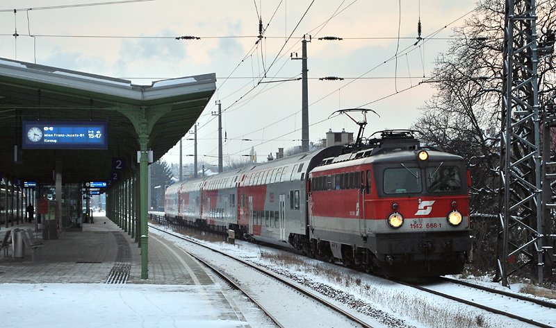 1142 668 befrderte am 21.12.2009 den REX7122 Wien FJB-Krems/Donau, hier bei der Ausfahrt in Wien Heiligenstadt. 
