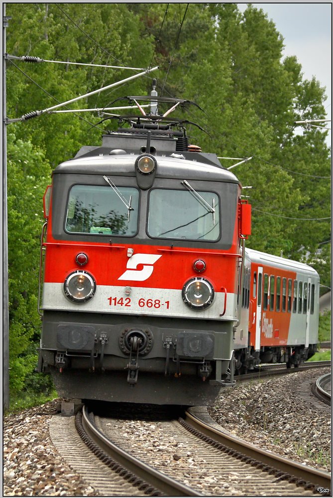 1142 668 fhrt mit R4220 von Unzmarkt nach Bruck an der Mur.
Zeltweg 21.05.2008