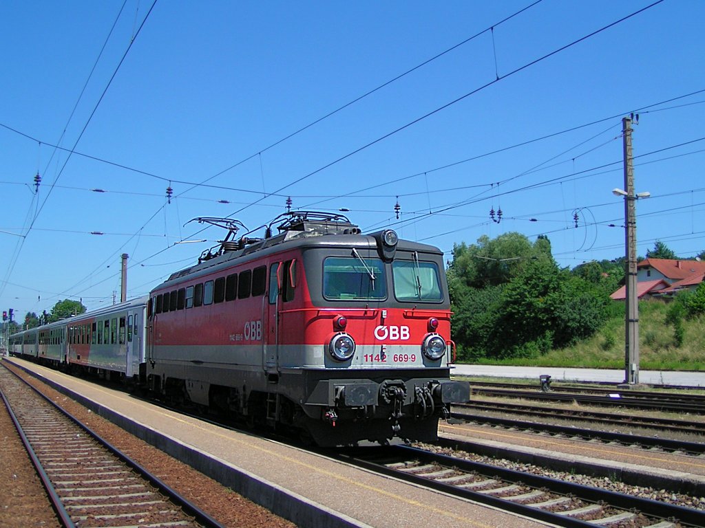1142 669-9  erreicht mit R5919 den Bhf. Schrding;100628