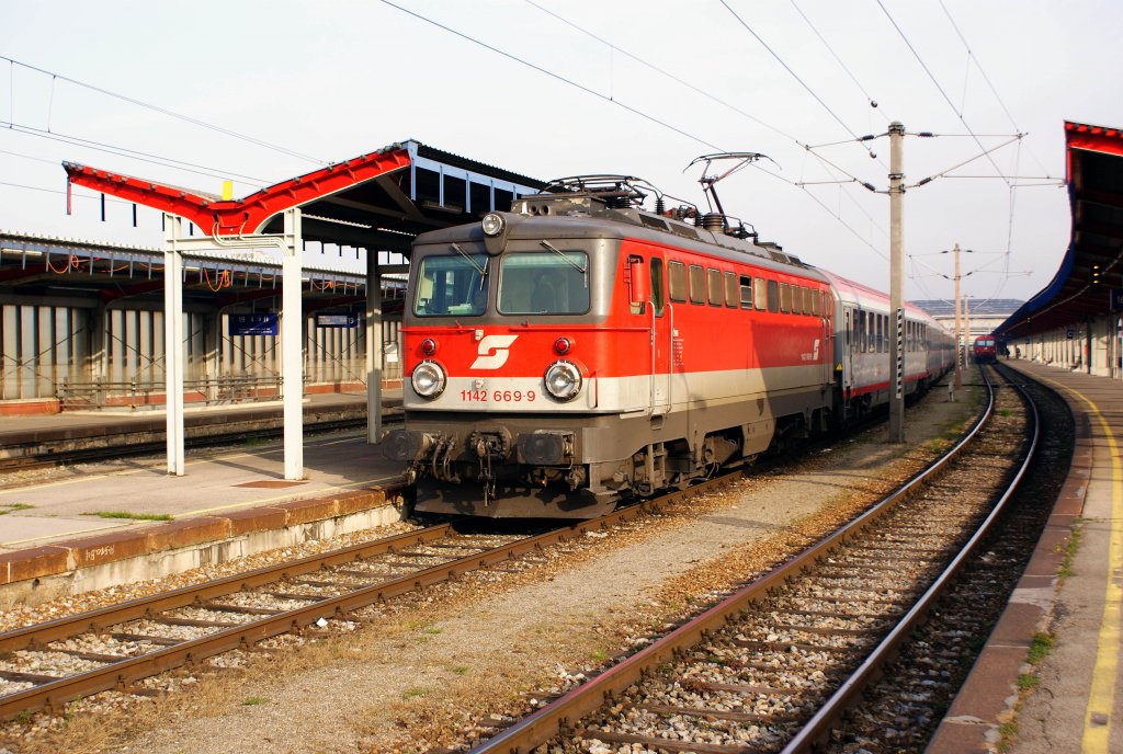 1142 669 bei der Abfahrt mit OIC653  easybank  nach Graz. Wien Sdbahnhof, 21.11.2009