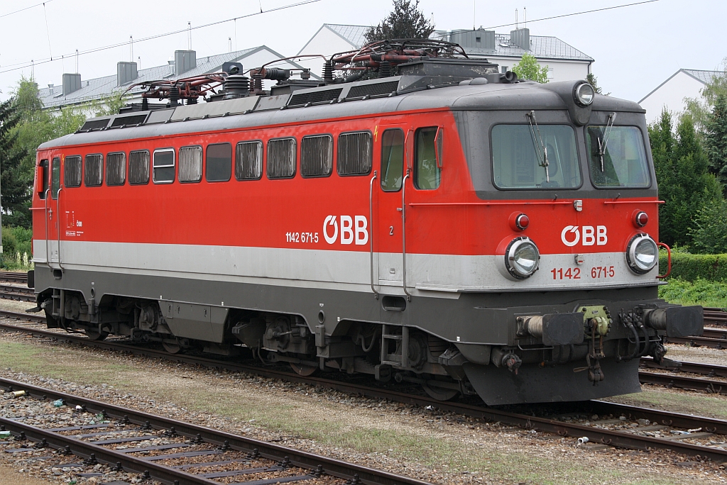 1142 671-5 hat den EZ 7390 von Wien Nord nach Korneuburg gebracht und wartet nun auf Ihren nchsten Einsatz. Der EZ 7390 wurde als EZ 7384 von der 93.1420 nach Ernstbrunn weiterbefrdert.