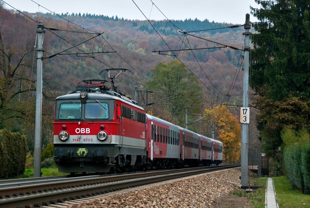 1142 671 ist mit R 2022 im herbstlichen Wienerwald Richtung St. Plten Hbf. unterwegs. Tullnerbach, am 26.10.2010.