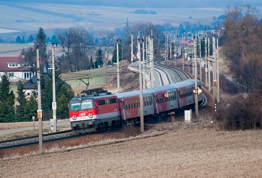 1142 672 schiebt den R 2033 nach Wien Westbahnhof. Neulengbach, am 19.03.2010.