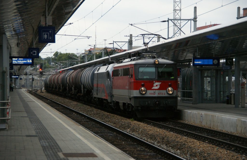 1142 672 zieht in Tandem-Steuerung mit Railjet-Testlok 1016 035 einen Kesselwagenganzzug durch Wien Meidling in Richtung Wien ZVBF Kledering. 31.7.2009