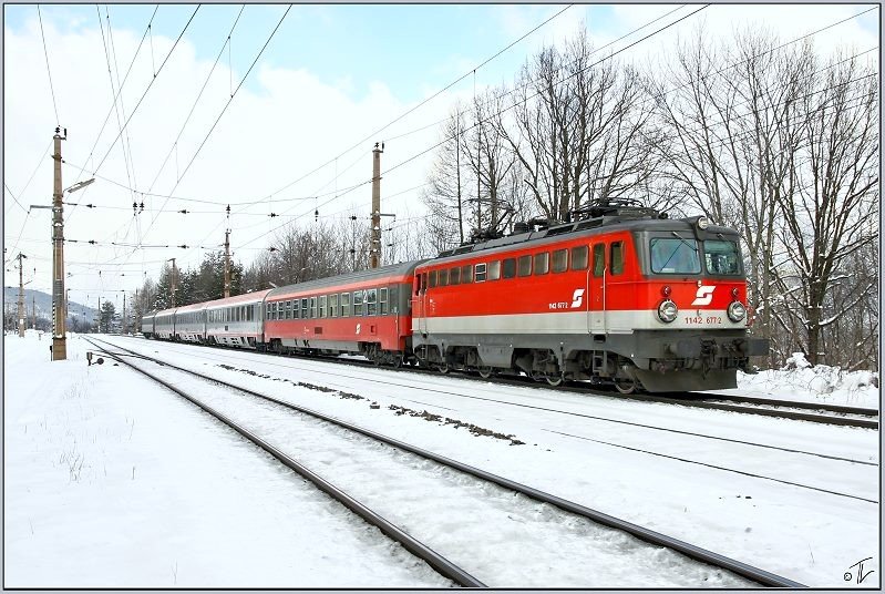 1142 677 fhrt mit IC 555  Superfund  von Wien Sd nach Graz.
Eichberg 21.03.2009