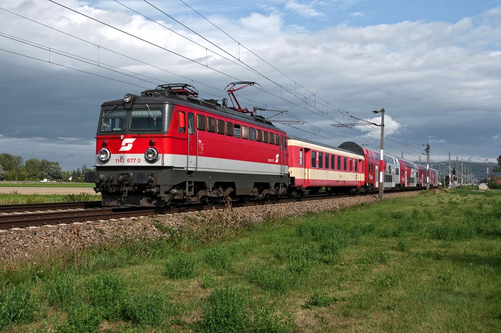 1142 677 mit REX 7122, am 09.09.2011 kurz vor Tulln, als fr wenige Momente die Sonne rauskam.