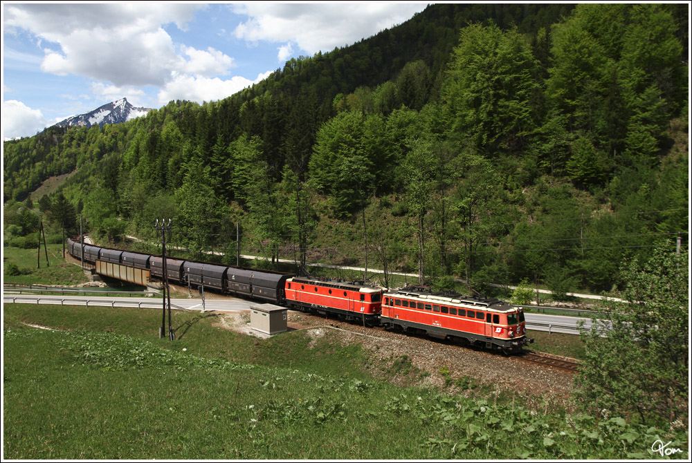 1142 682 & 1144 040 ziehen den Erzleerzug 58667 von Selzthal nach Eisenerz durch das Erzbachtal.
Oberjassingau 10.5.2012

