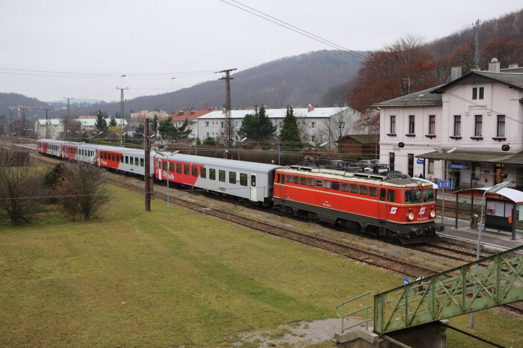 1142 682 (Altlack, 3 Zierlinien) mit R2028 am 27. 11. 2012 im Bahnhof Unter Purkersdorf