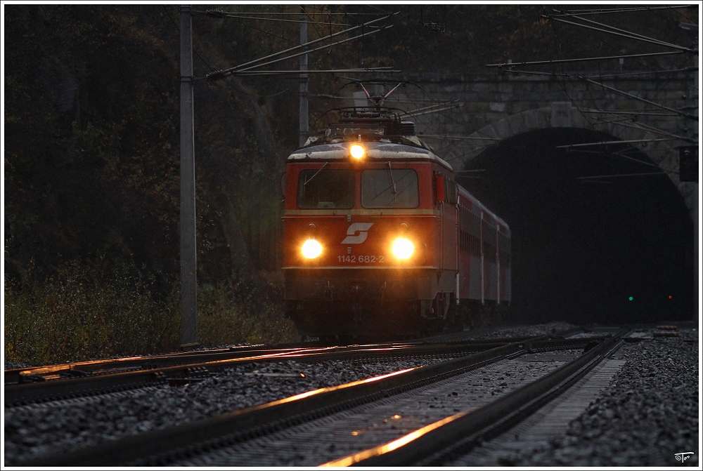 1142 682 fhrt mit R 1992 von Graz nach Selzthal. 
Galgenbergtunnel St.Michael 2.11.2010