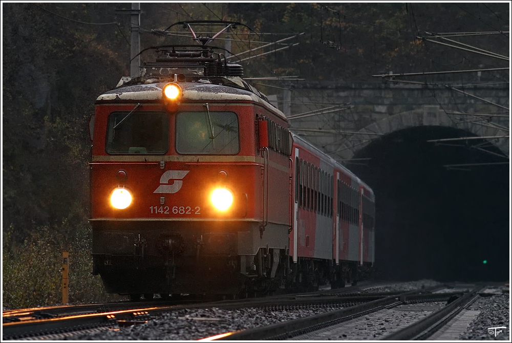 1142 682 fhrt mit R 1992 von Graz nach Selzthal. Version 2
Galgenbergtunnel St.Michael 2.11.2010

