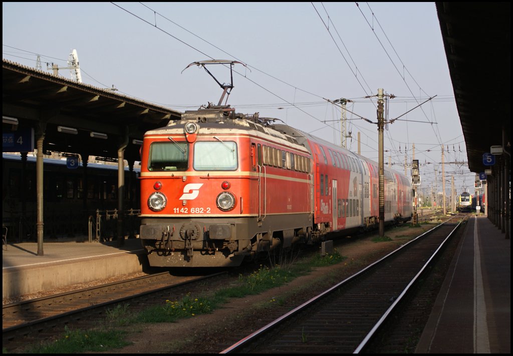 1142 682 schiebt ihren Regionalzug in Richtung Wien Westbahnhof. Wien Htteldorf, 15.04.2009