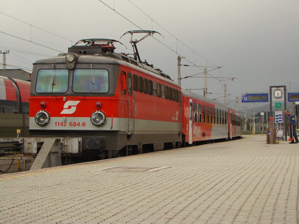 1142 684-8 mit Wendezug in Wrgl Hauptbahnhof. 20.10.2010