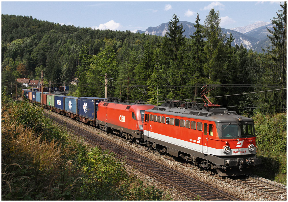 1142 688 + 1116 147 fahren mit dem Containerzug 43401 �ber die Semmering Nordrampe.
Eichberg 18_09_2011