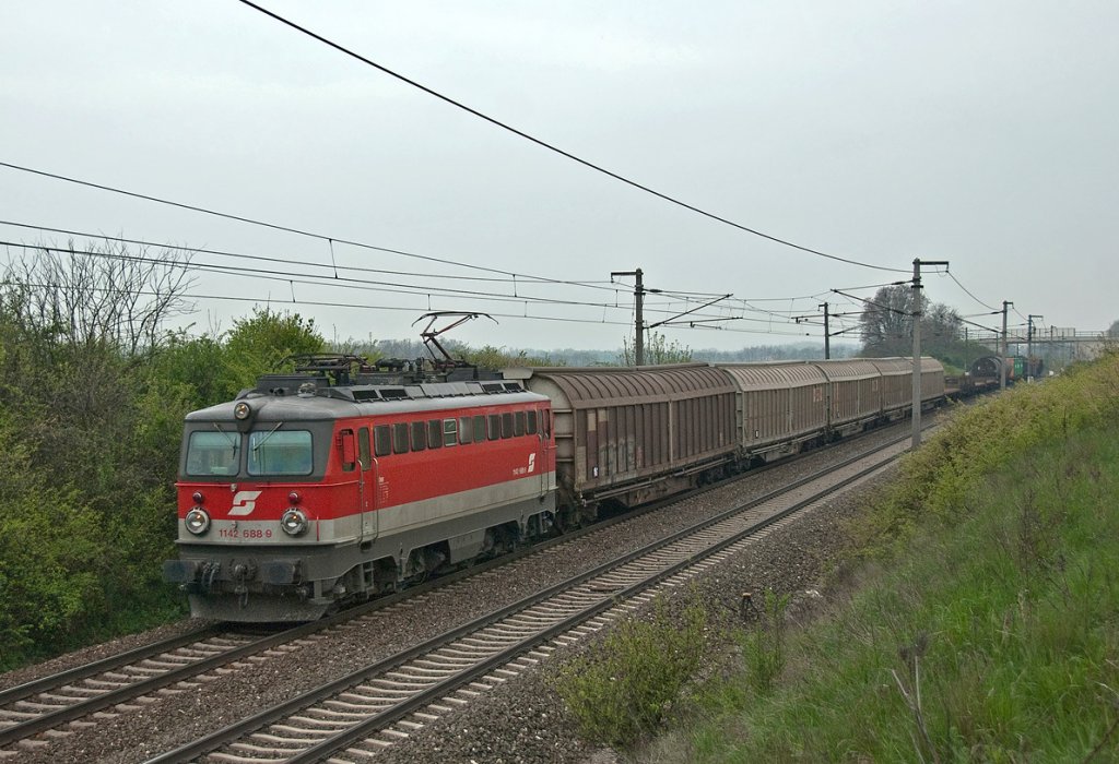 1142 688 mit einem Gterzug Richtung Osten. Gramatneusiedl, am 24.04.2010.