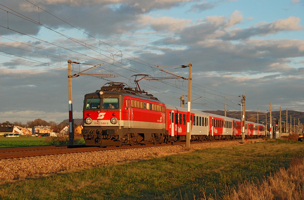 1142 688 mit REX 2170 von Wien Franz Josefs Bahnhof nach Sigmundsherberg in der spten Nachmittagssonne.