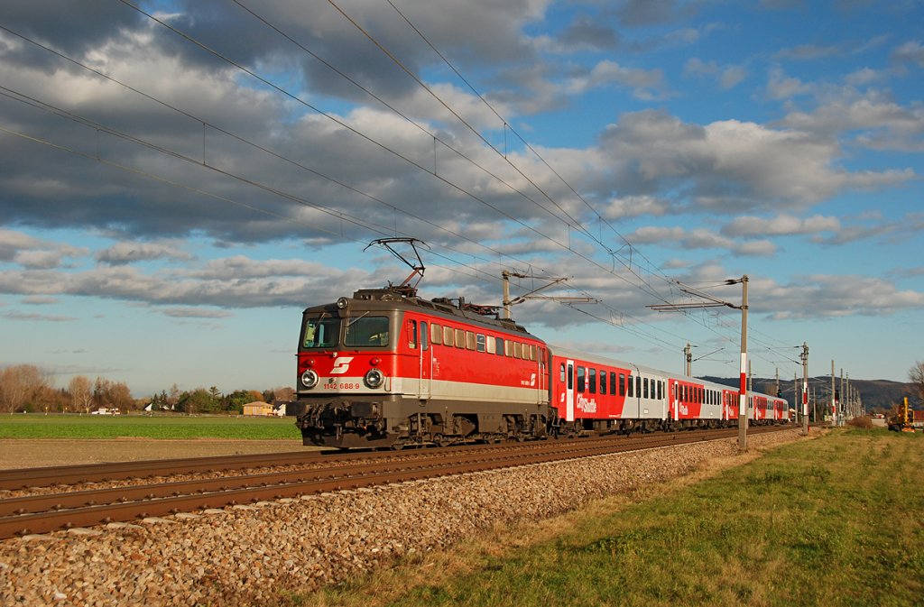 1142 688 schiebt den R 2181 von Sigmundsherberg nach Wien Franz Josefs Bahnhof. Die Aufnahme entstand zwischen Langenlebarn und Muckendorf.