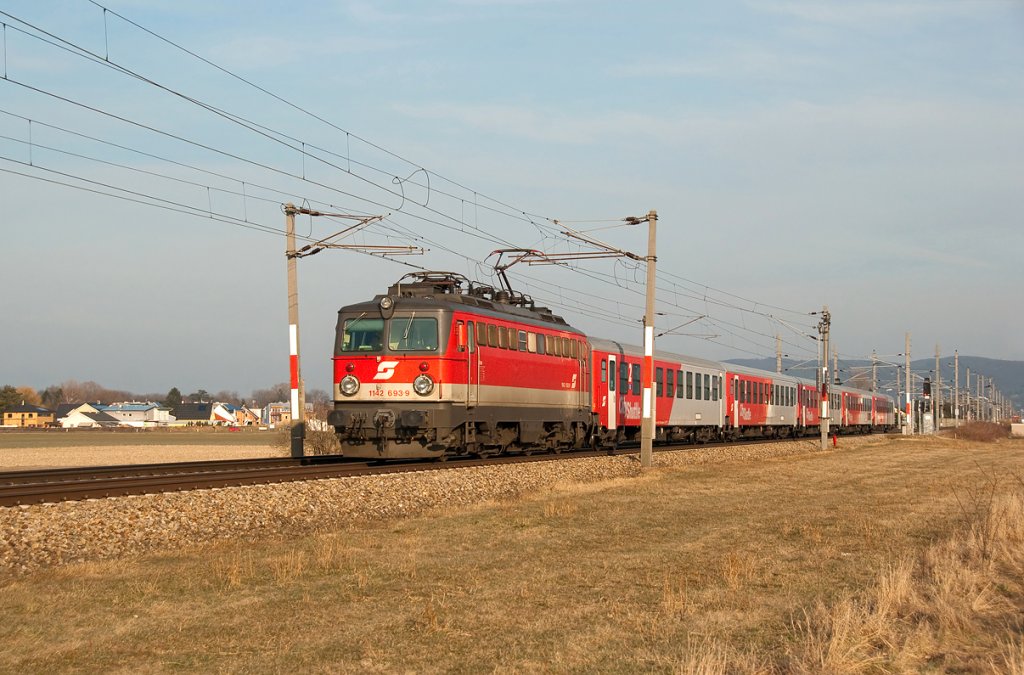 1142 693 bringt den REX 2110  Waldviertel-Bote  nach Gmnd N. Die Aufnahme entstand am 09.03.2010 kurz vor Langenlebarn.