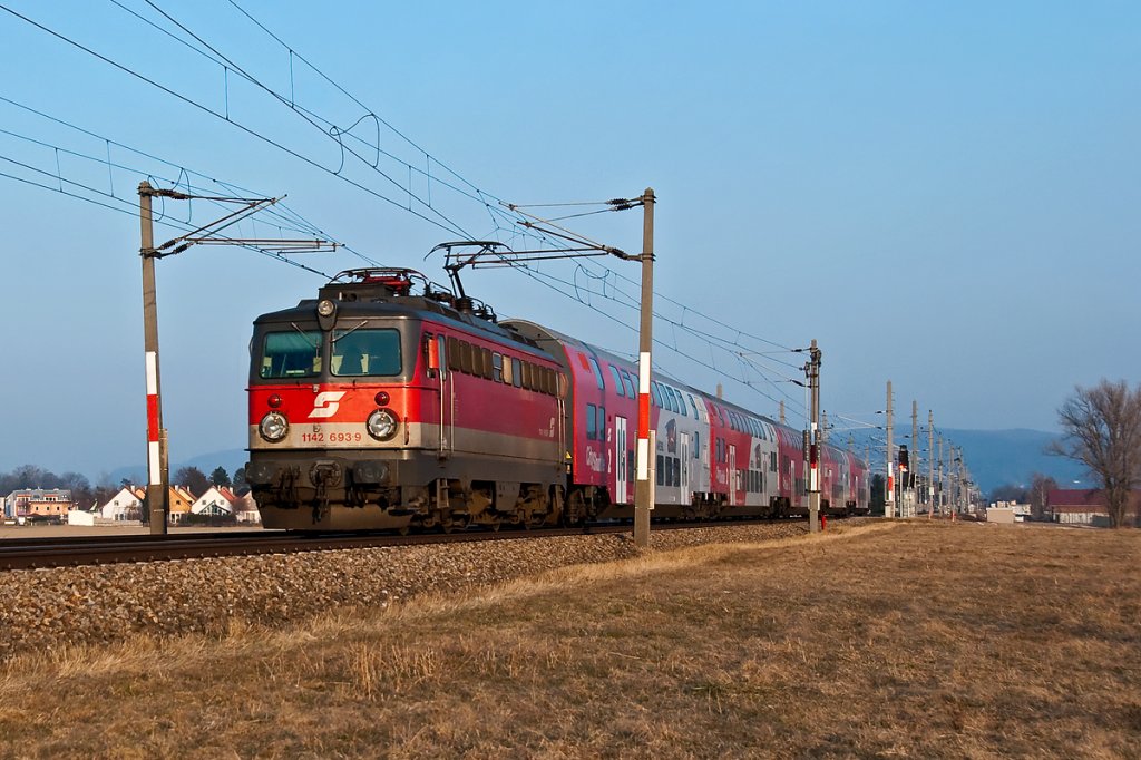 1142 693 ist mit R 7164 von Wien nach Krems/Donau unterwegs. Langenlebarn, am 04.03.2011.