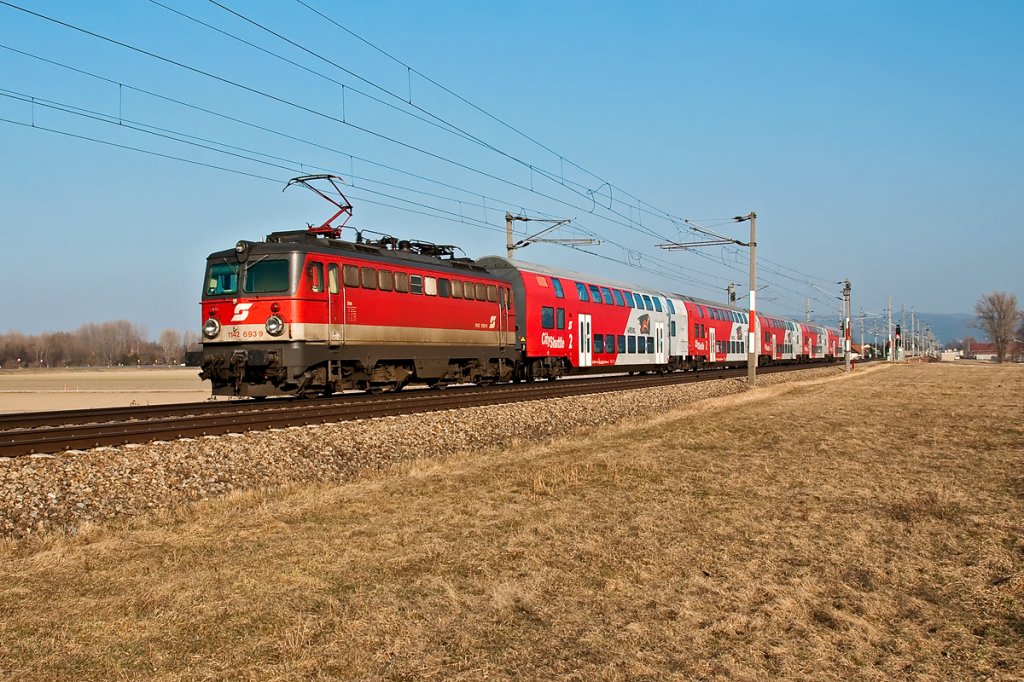 1142 693 schiebt den REX 7125 von Krems/Donau nach Wien FJB. Die Aufnahme entstand zwischen Langenlebarn und Muckendorf-Wipfing, am 04.03.2011.