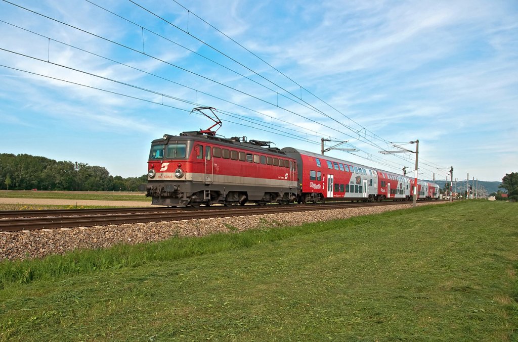 1142 696 schiebt den REX 7127 nach Wien Franz Josefs Bahnhof. Die Aufnahme entstand am 20.08.2010 zwischen Langenlebarn und Muckendorf-Wipfing.