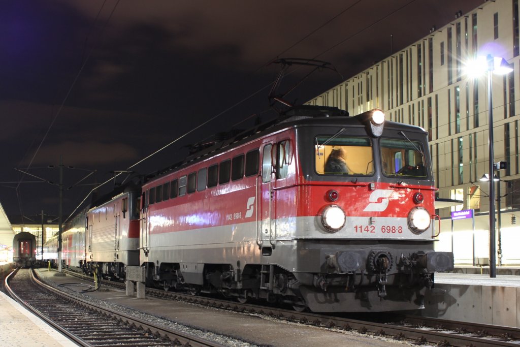 1142 698 mit 1144 290 vor dem REX 9342 von Wien Westbahnhof (Ws) nach Amstetten (Ams); am 04.12.2012