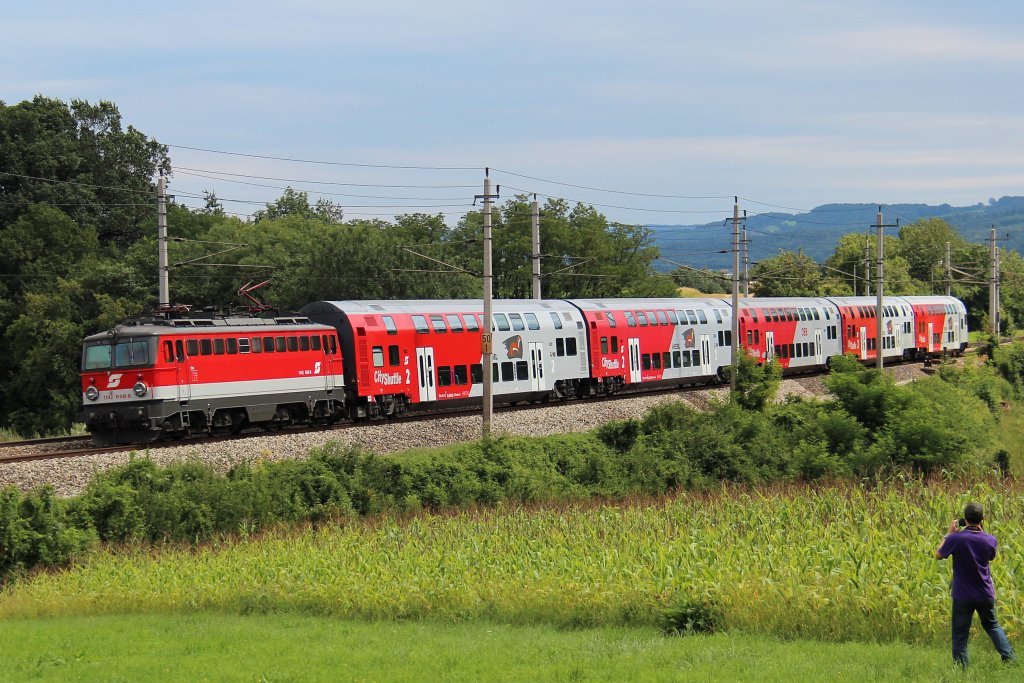 1142 698 schiebt ihren REX 9327  Oskar Kokoschka  von St. Valentin nach Wien Westbahnhof, in den Bahnhof Bheimkirchen. Normal schiee ich keine Zge nach, aber wenn sich so gute Freunde aufs Bild schummeln muss man ja eine Ausnahme machen; am 08.08.2012