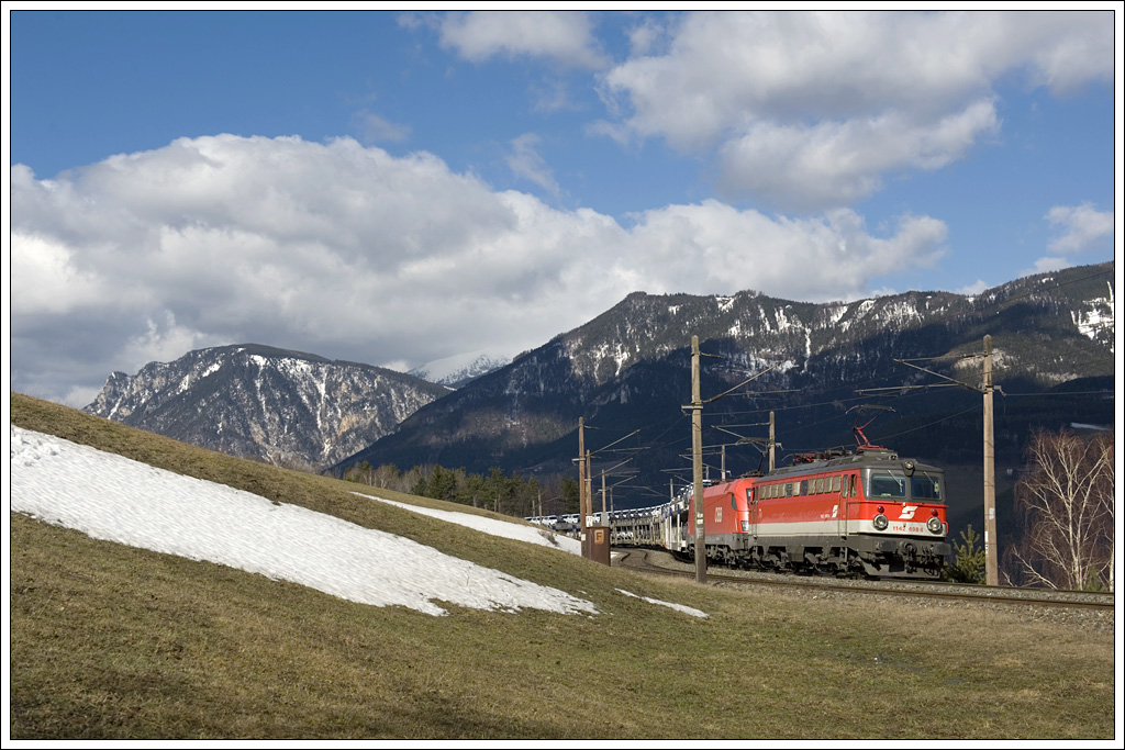 1142  698 im Vorspanndienst ber den Semmering am 25.2.2012, aufgenommen auf der Apfel Wiese kurz vor dem Bahnhof Eichberg auf der Semmering Nordrampe.