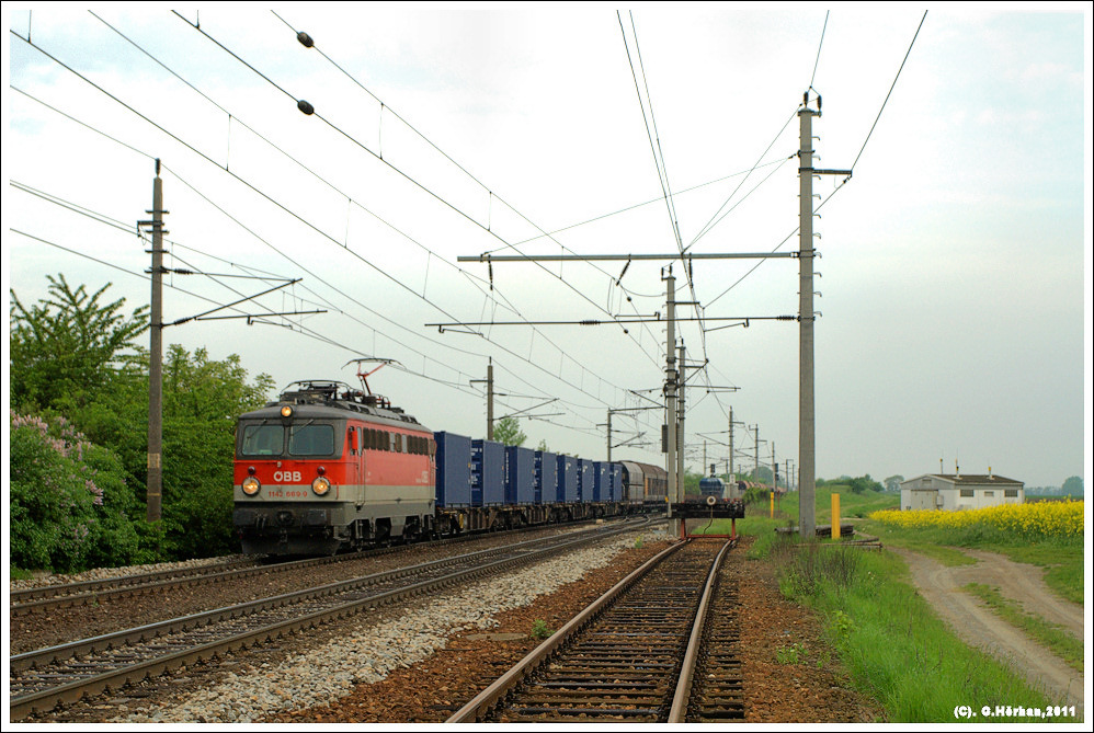 1142 699 mit Gterzug in Gramatneusiedl, 3.5.2011
