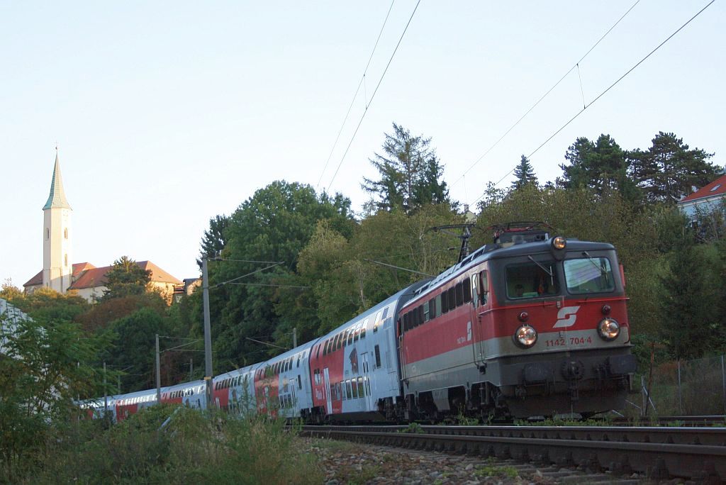 1142 704-4 legt sich mit REX 7134 nach Krems/Donau kurz hinter Klosterneuburg in die Kurve. 27.09.10
