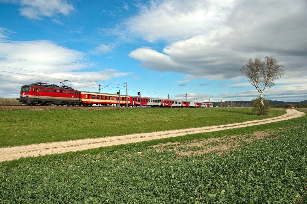 1142 704 fhrt mit dem R 7198 von Wien FJB nach Krems an der Donau. Langenlebarn, am 08.04.2011.