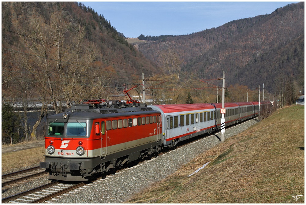 1142 705 fhrt mit EC 255 von Wien Meidling nach Maribor. 
Pernegg 23.1.2010