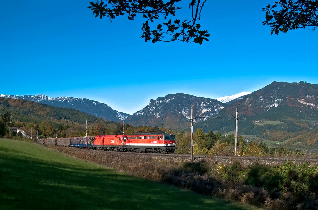1142 707 und 1116.xxx qu�len sich mit einem Holzzug die Semmering Nordrampe hinauf. Die Aufnahme entstand am 22.10.2010 zwischen K�b und Eichberg.