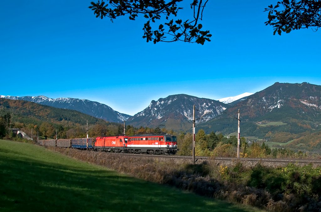 1142 707 und 1116.xxx qulen sich mit einem Holzzug die Semmering Nordrampe hinauf. Die Aufnahme entstand am 22.10.2010 zwischen Kb und Eichberg.