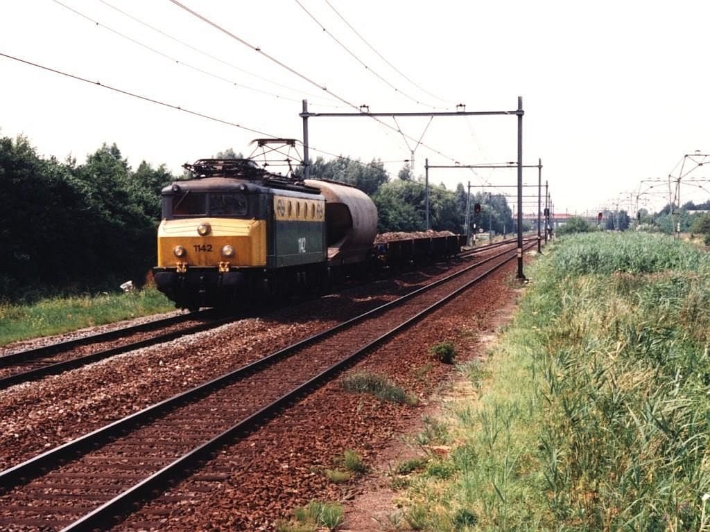 1142 mit Gterzug 54601 Uitgeest-Kijfhoek bei Barendrecht am 15-7-1994. Bild und scan: Date Jan de Vries.