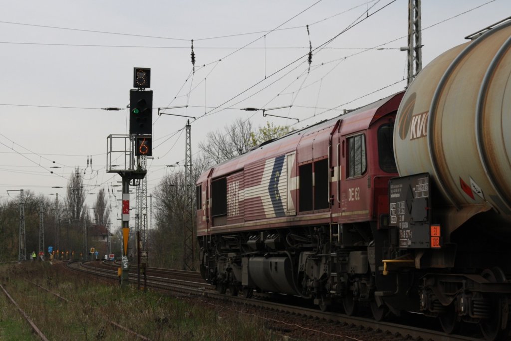 11.4.2012 Bernau bei Berlin. HGK´s DE62 mit 30 kmh bei der Ein- bzw. Durchfahrt links von Biesenthal kommend. (9820 1266 062)Grn blinkend. Im Hintergrund Bauarbeiten an einer beschdigten Brcke und das ehem. Fdl-Stw Bot.