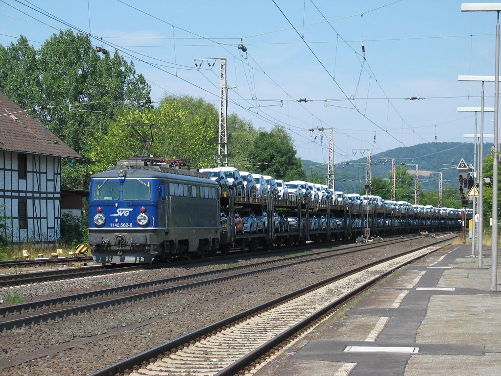 1142.562-6 der SVG fhrt am sonnigen 8. August mit einem >Autozug von Altmann durch Kreiensen.