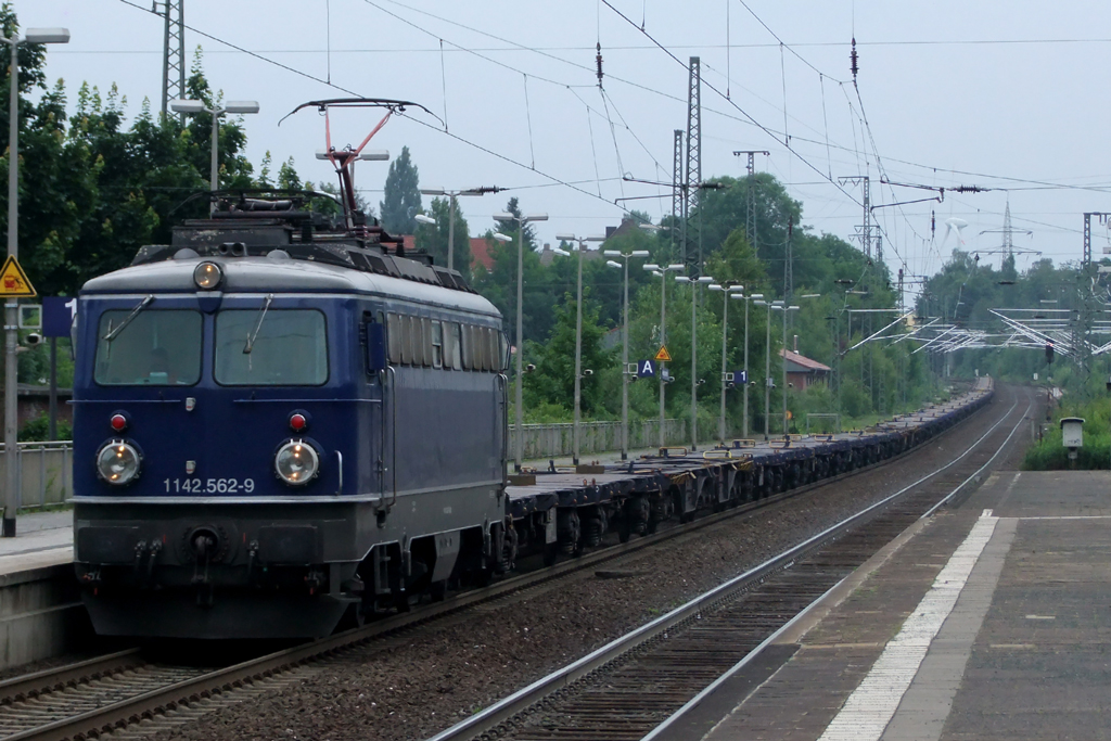 1142.562-9 mit leerem Containerzug in Recklinghausen 27.6.2012