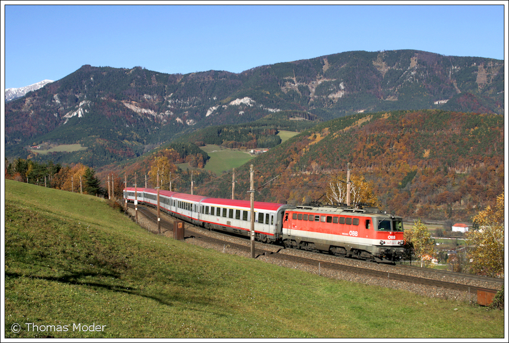 1142.614 fhrt mit OIC 257 an der Apfelwiese bei Eichberg am Semmering vorbei, aufgenommen am 30.10.2010.