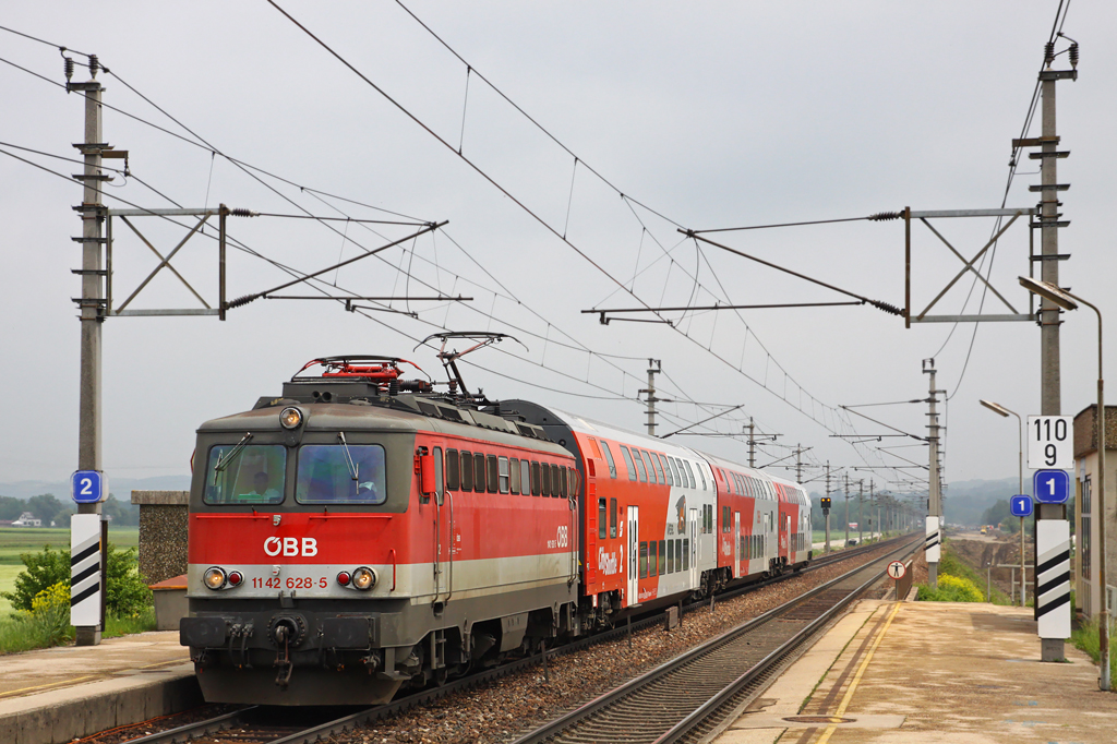 1142.628 war am 22. Mai 2010 mit dem REX 1618 besch�ftigt, diesen zum Endbahnhof St. Valentin zu bringen und wurde w�hrend seiner Durchfahrt durch die Haltestelle Neumarkt a. d. Ybbs abgelichtet.